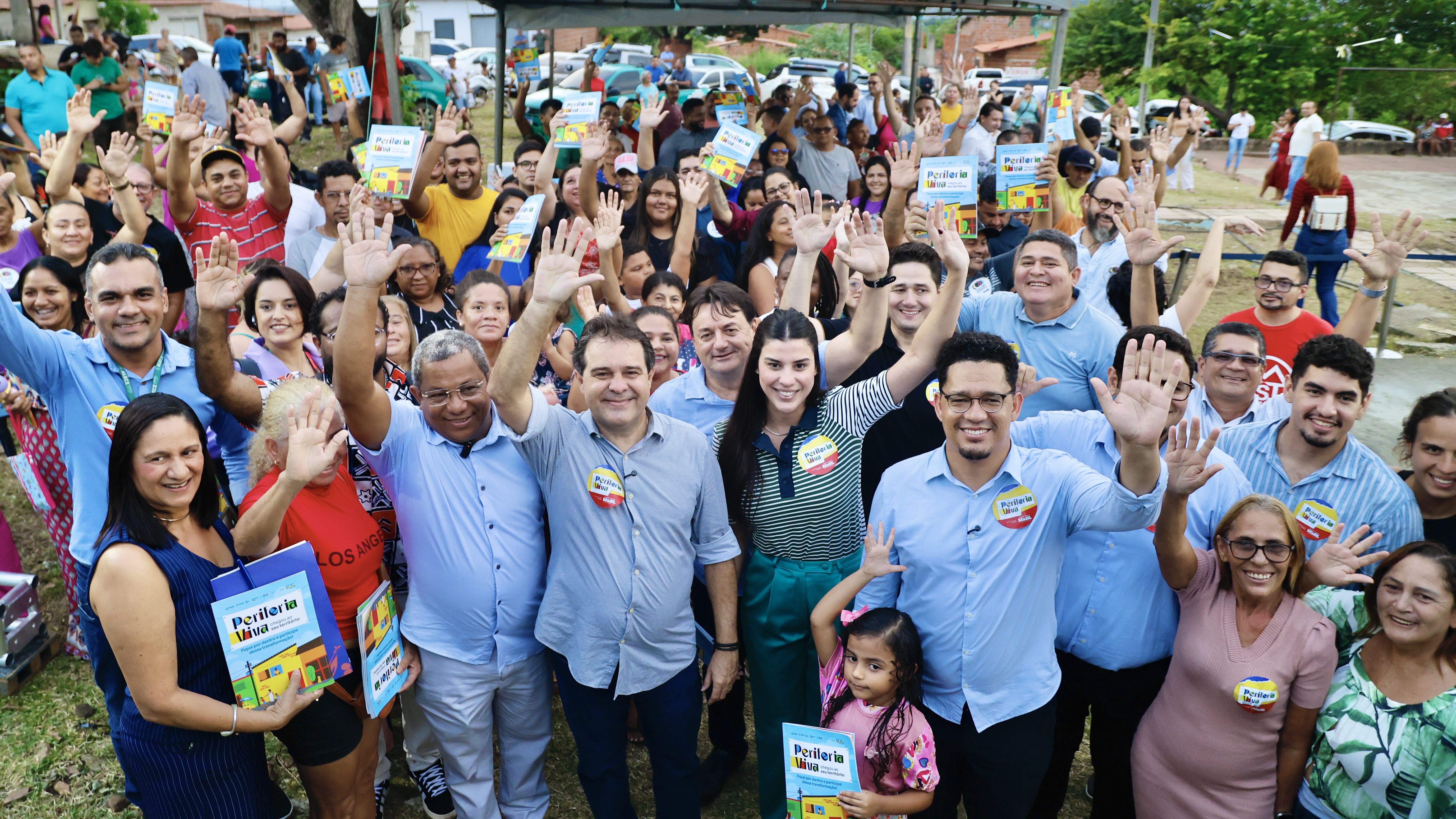 grupo de pessoas posa para a foto